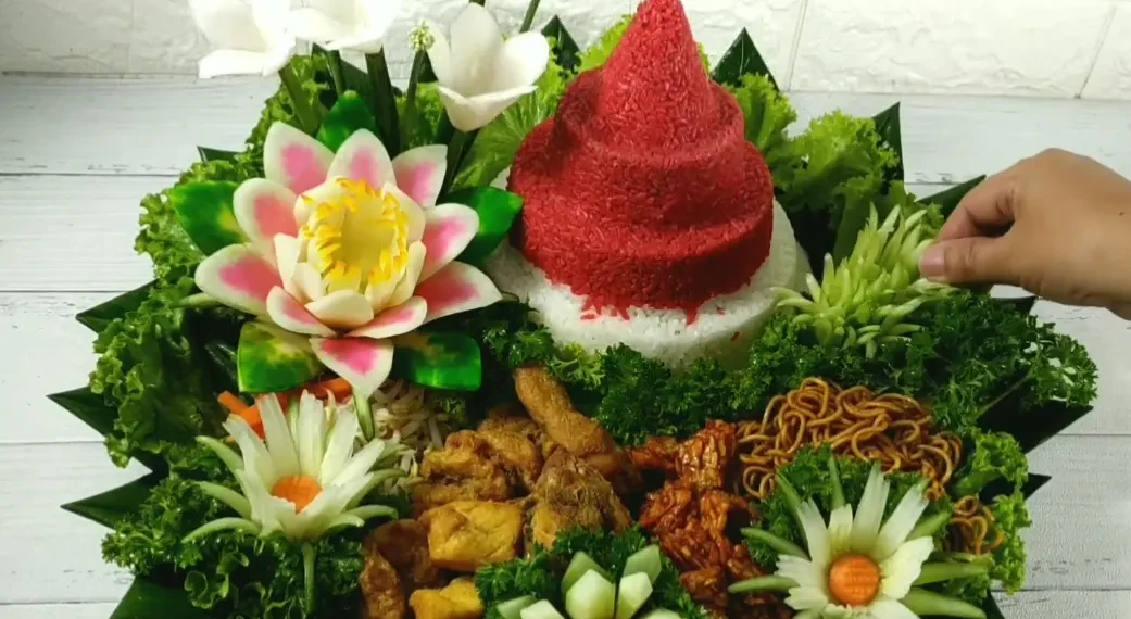 Cara bikin nasi tumpeng anti ambyar: resep dan tips agar tumpeng selalu kokoh dan sempurna untuk merayakan HUT RI di rumah dengan gaya santai dan praktis. Foto: suara.com