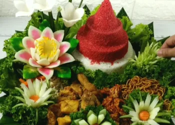 Cara bikin nasi tumpeng anti ambyar: resep dan tips agar tumpeng selalu kokoh dan sempurna untuk merayakan HUT RI di rumah dengan gaya santai dan praktis. Foto: suara.com