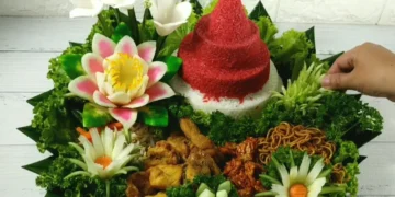 Cara bikin nasi tumpeng anti ambyar: resep dan tips agar tumpeng selalu kokoh dan sempurna untuk merayakan HUT RI di rumah dengan gaya santai dan praktis. Foto: suara.com