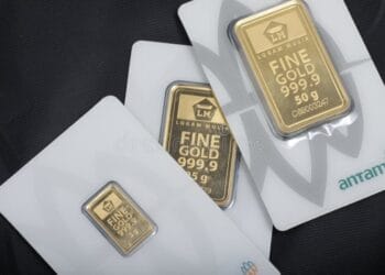Harga emas batangan Antam turun Rp 2.000 menjadi Rp 1.894.000 per gram hari ini. Simak daftar harga lengkap, aturan pajak, dan tips investasi emas ringan untuk dompet.