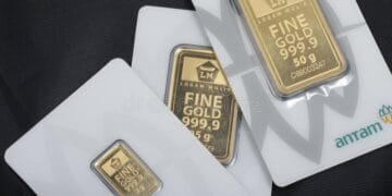 Harga emas batangan Antam turun Rp 2.000 menjadi Rp 1.894.000 per gram hari ini. Simak daftar harga lengkap, aturan pajak, dan tips investasi emas ringan untuk dompet.