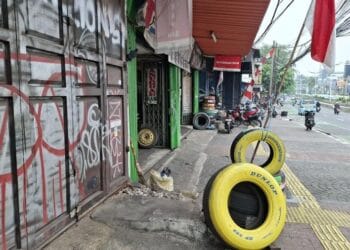 Suasana sepi di depan toko ban di Kampung Melayu—jalan tampak lengang dan tidak banyak lalu lalang pembeli. (Sumber: CNBC Indonesia / Chandra Dwi)