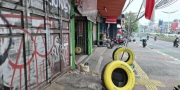 Suasana sepi di depan toko ban di Kampung Melayu—jalan tampak lengang dan tidak banyak lalu lalang pembeli. (Sumber: CNBC Indonesia / Chandra Dwi)