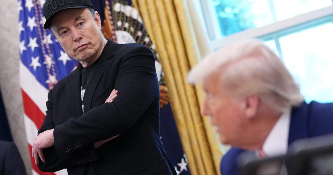 Trump Minta Elon Musk “Pulang Kampung” ke Afrika Selatan Jika Subsidi Dihapus Elon Musk berdiri di sebelah Donald Trump saat pertemuan antara keduanya di Gedung Putih—menyoroti hubungan yang sebelumnya dekat namun kini tegang. (Sumber: news24.com)