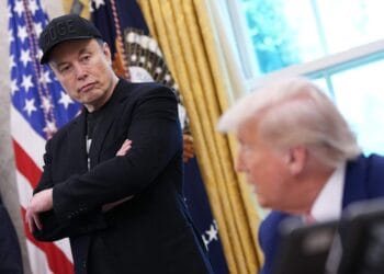 Elon Musk berdiri di sebelah Donald Trump saat pertemuan antara keduanya di Gedung Putih—menyoroti hubungan yang sebelumnya dekat namun kini tegang. (Sumber: news24.com)