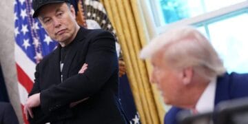 Elon Musk berdiri di sebelah Donald Trump saat pertemuan antara keduanya di Gedung Putih—menyoroti hubungan yang sebelumnya dekat namun kini tegang. (Sumber: news24.com)