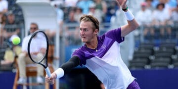 Sebastian Korda sedang melakukan pukulan penuh tenaga di Winston-Salem Open, menggambarkan semangat juangnya dalam meraih satu tempat di perempatfinal. Sumber: Getty Images via TennisThreads