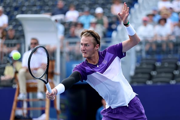 Sebastian Korda Gapai Tiket ke Perempatfinal Winston-Salem Setelah Comeback Kuat Sebastian Korda sedang melakukan pukulan penuh tenaga di Winston-Salem Open, menggambarkan semangat juangnya dalam meraih satu tempat di perempatfinal. Sumber: Getty Images via TennisThreads