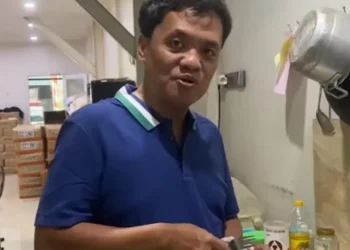 Habiburokhman tampak memasak mie instan di sebuah lokasi yang diduga sebagai area posko relawan, dengan tabung gas subsidi (gas melon) terlihat di sudut dapur.Sumber foto: Teropongmedia.id