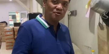 Habiburokhman tampak memasak mie instan di sebuah lokasi yang diduga sebagai area posko relawan, dengan tabung gas subsidi (gas melon) terlihat di sudut dapur.Sumber foto: Teropongmedia.id