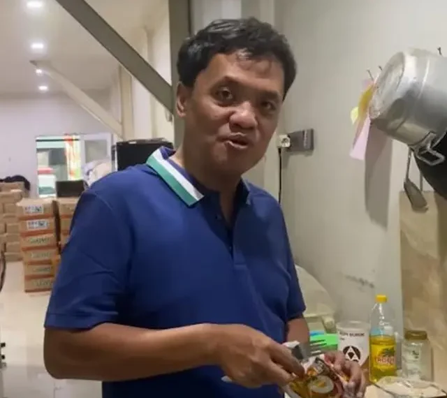 Habiburokhman tampak memasak mie instan di sebuah lokasi yang diduga sebagai area posko relawan, dengan tabung gas subsidi (gas melon) terlihat di sudut dapur.Sumber foto: Teropongmedia.id