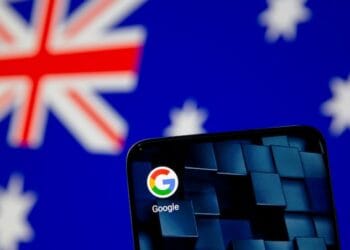 Logo Google dengan latar bendera Australia—menggambarkan konteks teknologinya yang dituntut karena praktik yang dianggap membatasi kompetisi di pasar Australia (Sumber: Reuters).