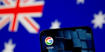 Logo Google dengan latar bendera Australia—menggambarkan konteks teknologinya yang dituntut karena praktik yang dianggap membatasi kompetisi di pasar Australia (Sumber: Reuters).