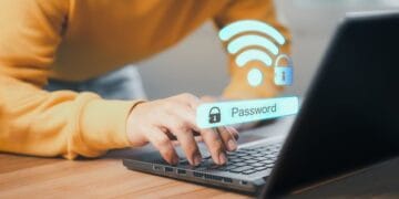 Simak langkah praktis untuk mengecek apakah ada orang tak dikenal yang menggunakan WiFi kamu—dari router hingga aplikasi. Ilustrasi password WiFi. FOTO/iStockphoto