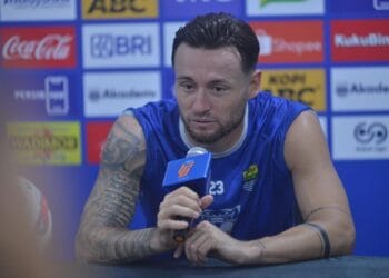 Marc Klok mengenakan jersey Persib Bandung saat latihan menjelang laga tandang melawan Persijap Jepara—menumbuhkan aura semangat dan antusiasme tim menjelang derby esok hari.
