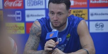 Marc Klok mengenakan jersey Persib Bandung saat latihan menjelang laga tandang melawan Persijap Jepara—menumbuhkan aura semangat dan antusiasme tim menjelang derby esok hari.