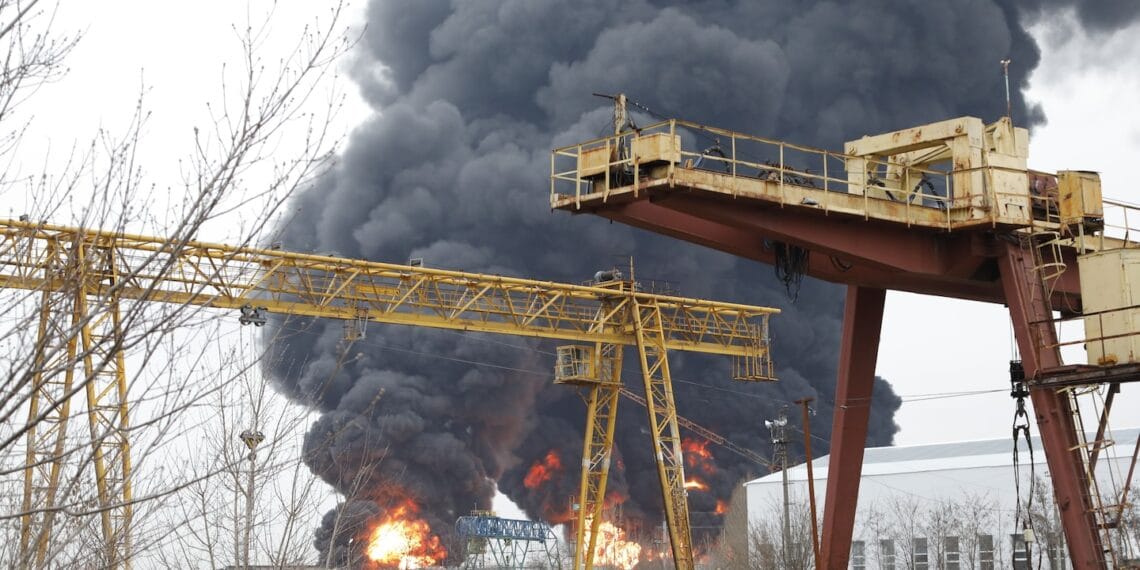 Kilang minyak Rusia terbakar hebat usai serangan drone Ukraina — gambaran betapa seriusnya gangguan terhadap infrastruktur energi. (Sumber: Reuters via Washington Post)