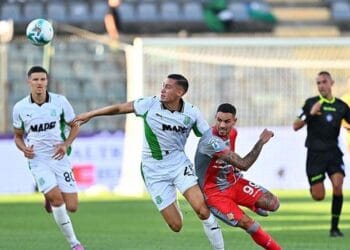 Jay Idzes berduel dengan pemain Cremonese dalam debutnya di Sassuolo. (Foto: Marco M. Mantovani/Getty Images)