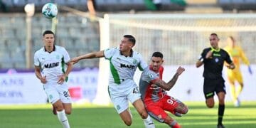 Jay Idzes berduel dengan pemain Cremonese dalam debutnya di Sassuolo. (Foto: Marco M. Mantovani/Getty Images)