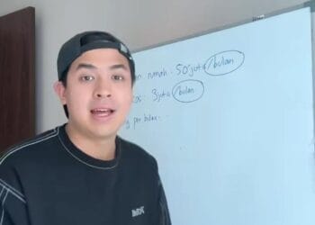 erome Polin tampil di depan papan tulis kecil, menjelaskan perhitungan tunjangan rumah anggota DPR dengan bahasa yang tegas namun santai. Foto diperoleh dari unggahan Instagram milik Jerome Polin.Sumber foto: Instagram @jeromepolin