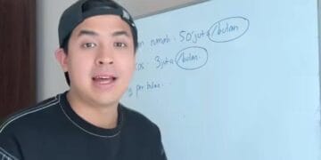 erome Polin tampil di depan papan tulis kecil, menjelaskan perhitungan tunjangan rumah anggota DPR dengan bahasa yang tegas namun santai. Foto diperoleh dari unggahan Instagram milik Jerome Polin.Sumber foto: Instagram @jeromepolin