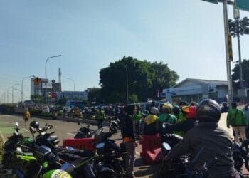 Kemacetan parah di kawasan Senen pagi hari, terlihat kendaraan mengular hingga flyover Senen. Foto: Fadil/detikcom