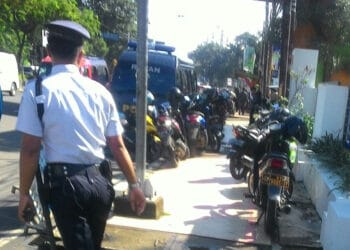 Kondisi trotoar Jalan Margonda Depok yang penuh dengan parkir motor dan pedagang kaki lima, sehingga menyulitkan pejalan kaki. (Sumber: Republika/Rusdy Nurdiansyah)