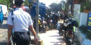 Kondisi trotoar Jalan Margonda Depok yang penuh dengan parkir motor dan pedagang kaki lima, sehingga menyulitkan pejalan kaki. (Sumber: Republika/Rusdy Nurdiansyah)
