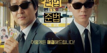 Poster resmi drama Shin’s Project memperlihatkan Han Suk-kyu (Mr. Shin) dan Bae Hyeon-seong (Jo Philip) duduk di meja negosiasi mengenakan jas hitam dan kacamata hitam, menunjukkan gaya kontras dalam menyikapi konflik—Mr. Shin dengan kupon ayam dan Jo Philip dengan buku catatan. (Sumber: tvn)