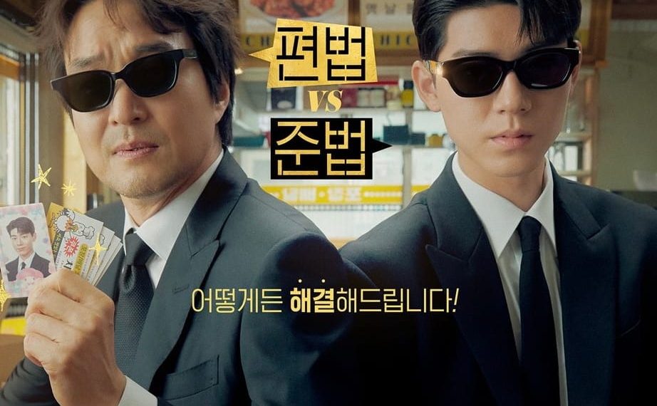 Poster resmi drama Shin’s Project memperlihatkan Han Suk-kyu (Mr. Shin) dan Bae Hyeon-seong (Jo Philip) duduk di meja negosiasi mengenakan jas hitam dan kacamata hitam, menunjukkan gaya kontras dalam menyikapi konflik—Mr. Shin dengan kupon ayam dan Jo Philip dengan buku catatan. (Sumber: tvn)