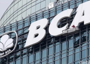 Logo Bank Central Asia (BCA) terlihat di fasad kantor—melambangkan reputasi dan posisi sentralnya sebagai bank swasta terbesar di Indonesia. (Sumber: detikcom/Ari Saputra)