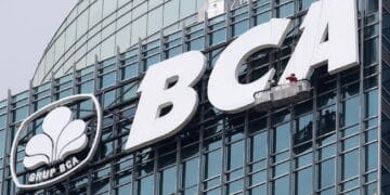Logo Bank Central Asia (BCA) terlihat di fasad kantor—melambangkan reputasi dan posisi sentralnya sebagai bank swasta terbesar di Indonesia. (Sumber: detikcom/Ari Saputra)