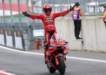 Marc Marquez beraksi di lintasan Balaton Park saat Sprint Race MotoGP Hungaria 2025—tampil penuh pengendalian dan fokus. (Sumber: REUTERS/David W Cerny)