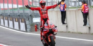 Marc Marquez beraksi di lintasan Balaton Park saat Sprint Race MotoGP Hungaria 2025—tampil penuh pengendalian dan fokus. (Sumber: REUTERS/David W Cerny)