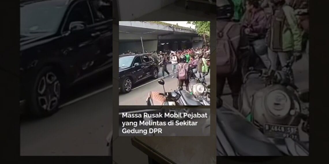 Sebuah mobil berplat ZZH yang ditumpangi ASN dihadang dan dirusak massa saat keluar dari DPR RI di Jakarta Pusat. Mobil dilempari batu dan kayu karena dianggap milik anggota DPR.