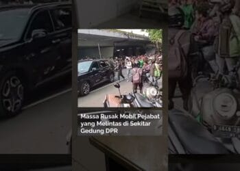 Sebuah mobil berplat ZZH yang ditumpangi ASN dihadang dan dirusak massa saat keluar dari DPR RI di Jakarta Pusat. Mobil dilempari batu dan kayu karena dianggap milik anggota DPR.