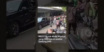 Sebuah mobil berplat ZZH yang ditumpangi ASN dihadang dan dirusak massa saat keluar dari DPR RI di Jakarta Pusat. Mobil dilempari batu dan kayu karena dianggap milik anggota DPR.