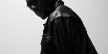 Rapper Melly Mike berpose santai, menunjukkan aura percaya diri sebelum tampil di Festival Pacu Jalur. (Sumber: Instagram @melly__mike)