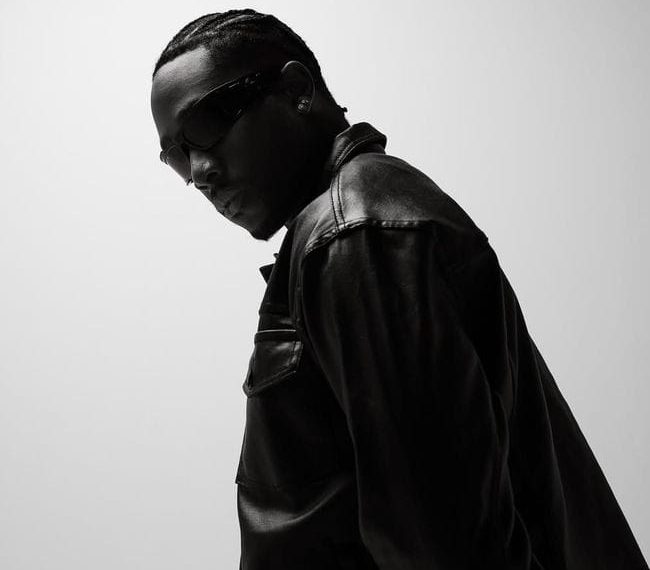 Rapper Melly Mike berpose santai, menunjukkan aura percaya diri sebelum tampil di Festival Pacu Jalur. (Sumber: Instagram @melly__mike)