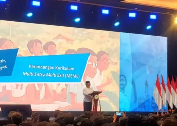 Menteri Pendidikan Dasar dan Menengah, Abdul Mu’ti, tampil di atas panggung dengan latar presentasi besar bertuliskan “Perancangan Kurikulum Multi Entry Multi Exit (MEME)”—menggambarkan momen penting pengenalan kurikulum fleksibel untuk Sekolah Rakyat. (Sumber: ANTARA/Hana Dewi Kinarina)