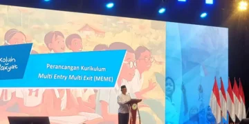 Menteri Pendidikan Dasar dan Menengah, Abdul Mu’ti, tampil di atas panggung dengan latar presentasi besar bertuliskan “Perancangan Kurikulum Multi Entry Multi Exit (MEME)”—menggambarkan momen penting pengenalan kurikulum fleksibel untuk Sekolah Rakyat. (Sumber: ANTARA/Hana Dewi Kinarina)
