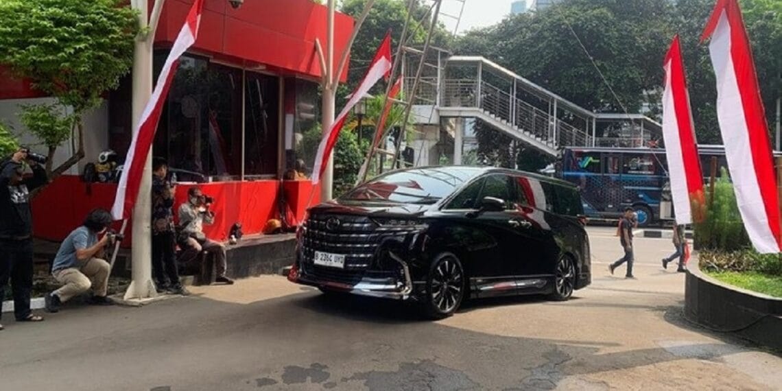 Mobil Alphard yang disita oleh KPK dari rumah eks Wamenaker Immanuel Ebenezer, kini diboyong ke gedung Merah Putih KPK. (ISTIMEWA)