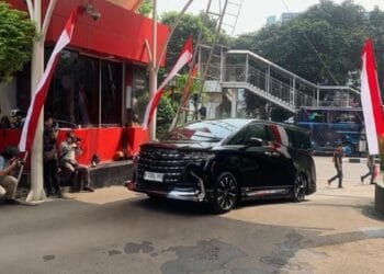 Mobil Alphard yang disita oleh KPK dari rumah eks Wamenaker Immanuel Ebenezer, kini diboyong ke gedung Merah Putih KPK. (ISTIMEWA)