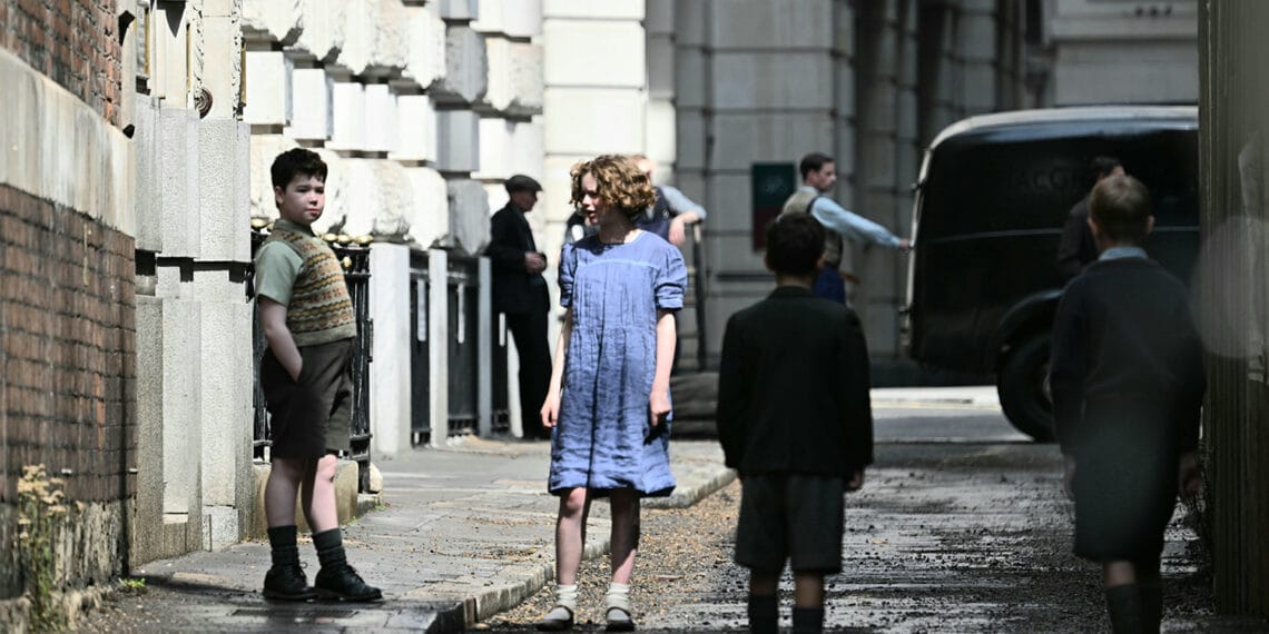 David McKenna dan Beatrice Campbell memerankan Digory Kirke dan Polly Plummer dalam Narnia: The Magician's Nephew. (Sumber: whats-on-netflix.com)