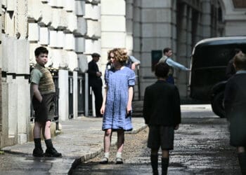 David McKenna dan Beatrice Campbell memerankan Digory Kirke dan Polly Plummer dalam Narnia: The Magician's Nephew. (Sumber: whats-on-netflix.com)