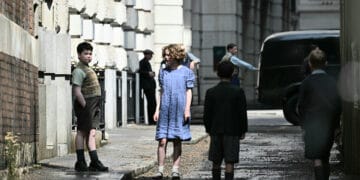 David McKenna dan Beatrice Campbell memerankan Digory Kirke dan Polly Plummer dalam Narnia: The Magician's Nephew. (Sumber: whats-on-netflix.com)