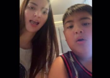 Nia Ramadhani tampak asyik memperagakan momen memasak dengan gaya santai dan spontan dalam vlog terbarunya. Foto diambil dari unggahan TikTok