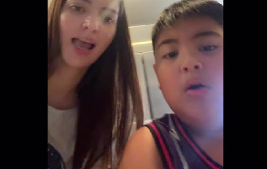 Nia Ramadhani tampak asyik memperagakan momen memasak dengan gaya santai dan spontan dalam vlog terbarunya. Foto diambil dari unggahan TikTok