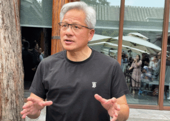 Jensen Huang, CEO NVIDIA, yang menyarankan generasi muda fokus pada ilmu fisika dan sains alam daripada jurusan komputer. (Sumber: Reuters)