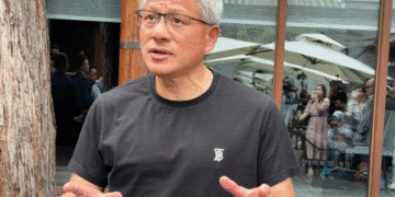 Jensen Huang, CEO NVIDIA, yang menyarankan generasi muda fokus pada ilmu fisika dan sains alam daripada jurusan komputer. (Sumber: Reuters)